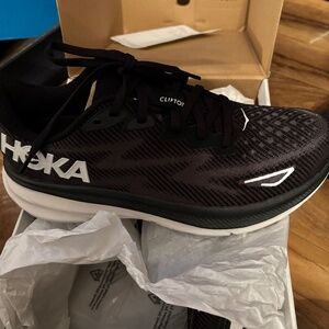 HOKA Clifton 9 women’s size 8.5B Running Shoes